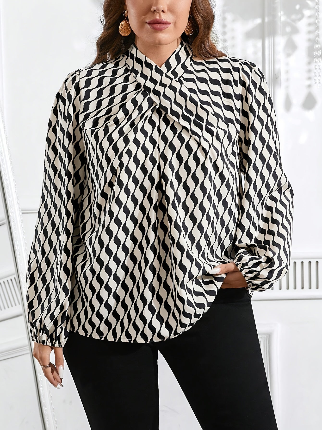 💠Chemisier Élégant à Motif Géométrique – Manches Longues et Détail Croisé au Col