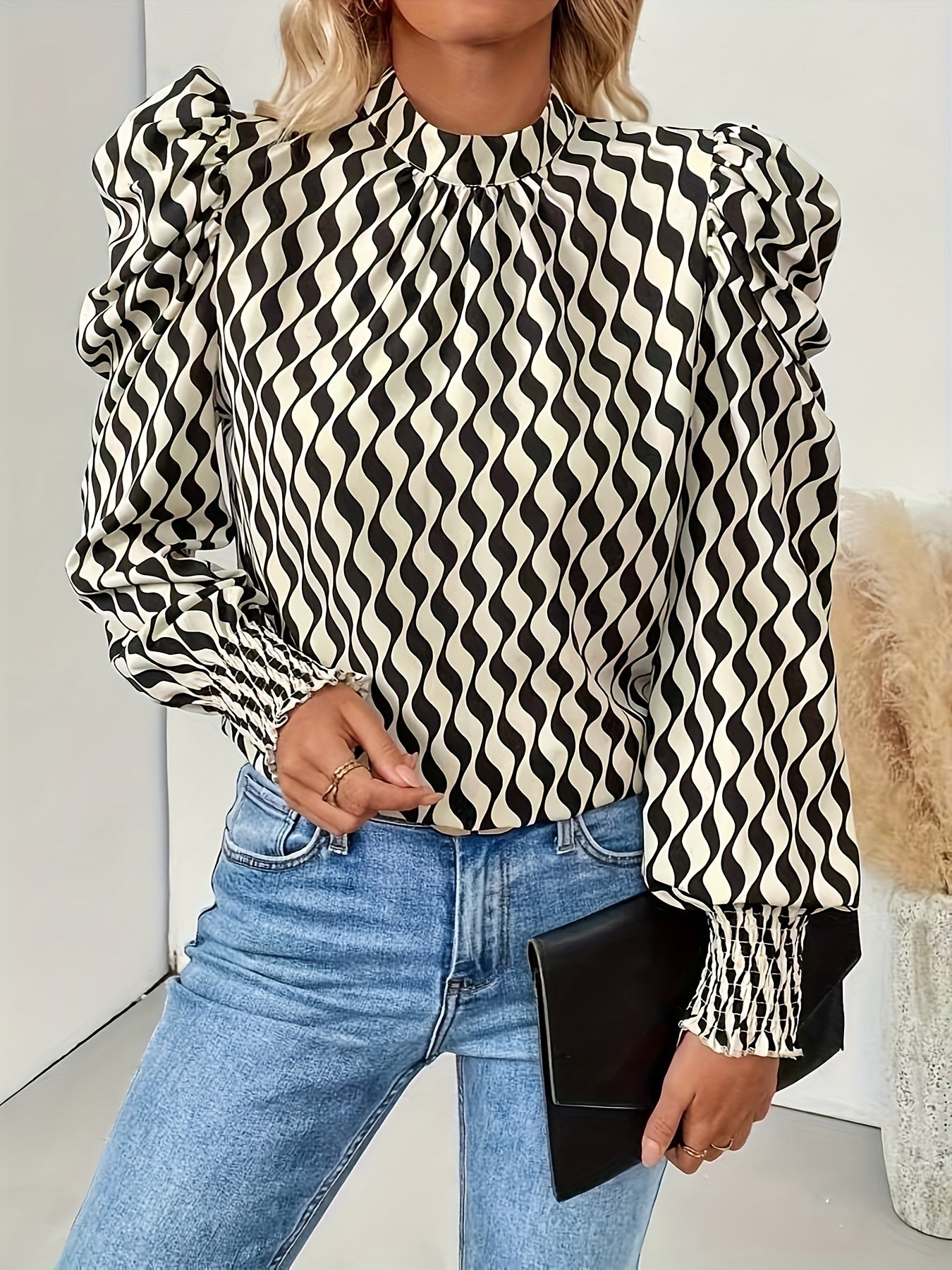 Chemisier élégant noir et blanc pour femme — parfait pour le bureau comme pour les sorties.
Chemisier formel et polyvalent, idéal pour un usage professionnel ou quotidien, ainsi que pour les événements sociaux tout au long de l’année.
Tissu confortable, m