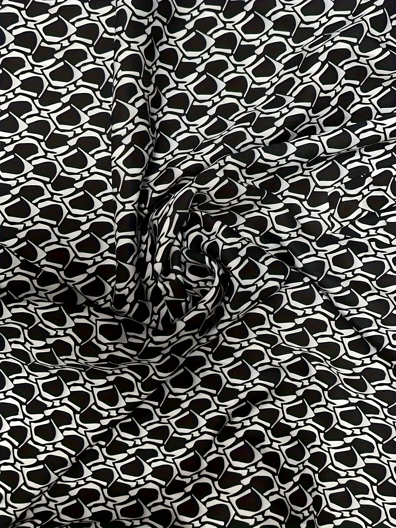 Loose-fitting plus size women's fashion shirt with wide sleeves and V-neck, featuring a stylish print to create a slimming effect.