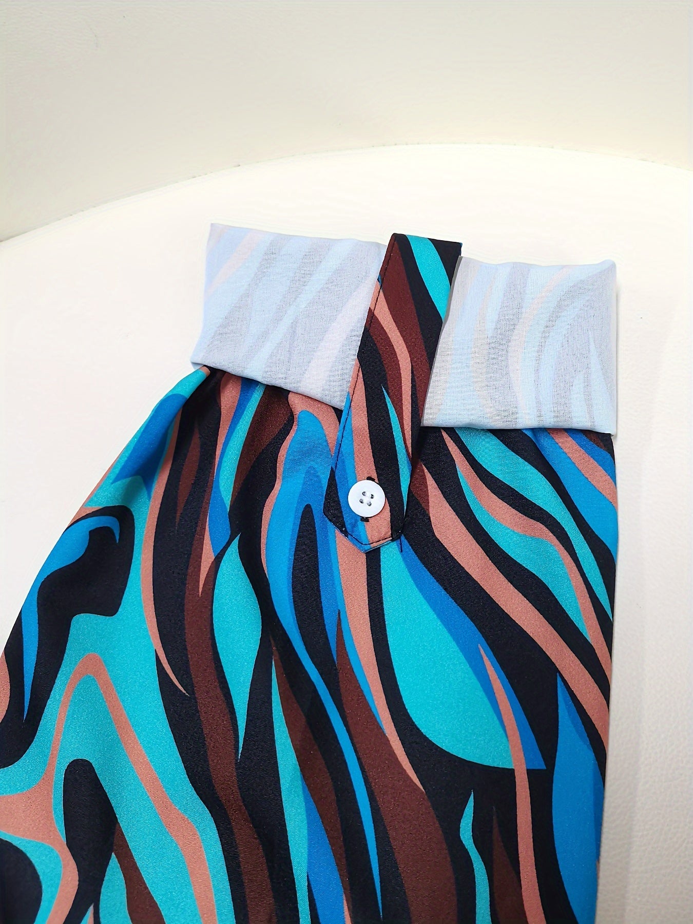 Chemisier élégant pour femme à imprimé abstrait bleu et brun – manches longues, coupe ample, polyester, tissu non extensible pour le printemps / l’automne – chemise chic à imprimé baroque numérique.