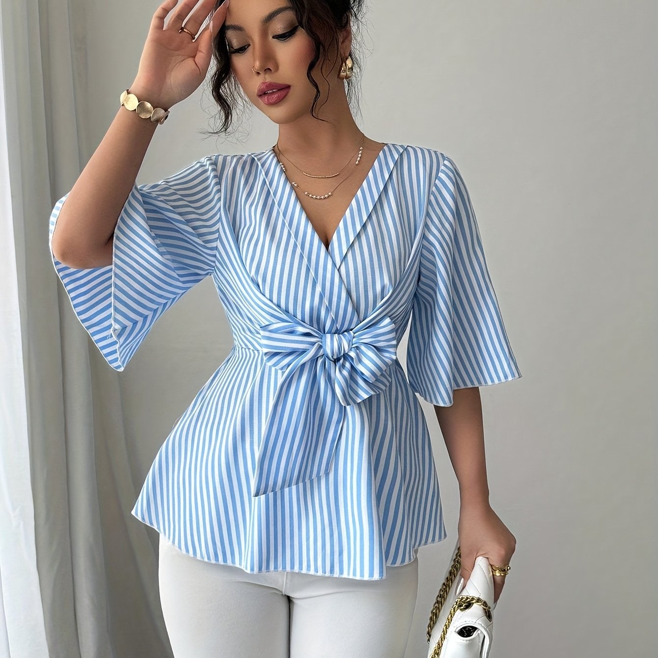 💙 Blouse Élégante pour Femme – Rayures Bleues et Blanches, Col V et Nœud à la Taille