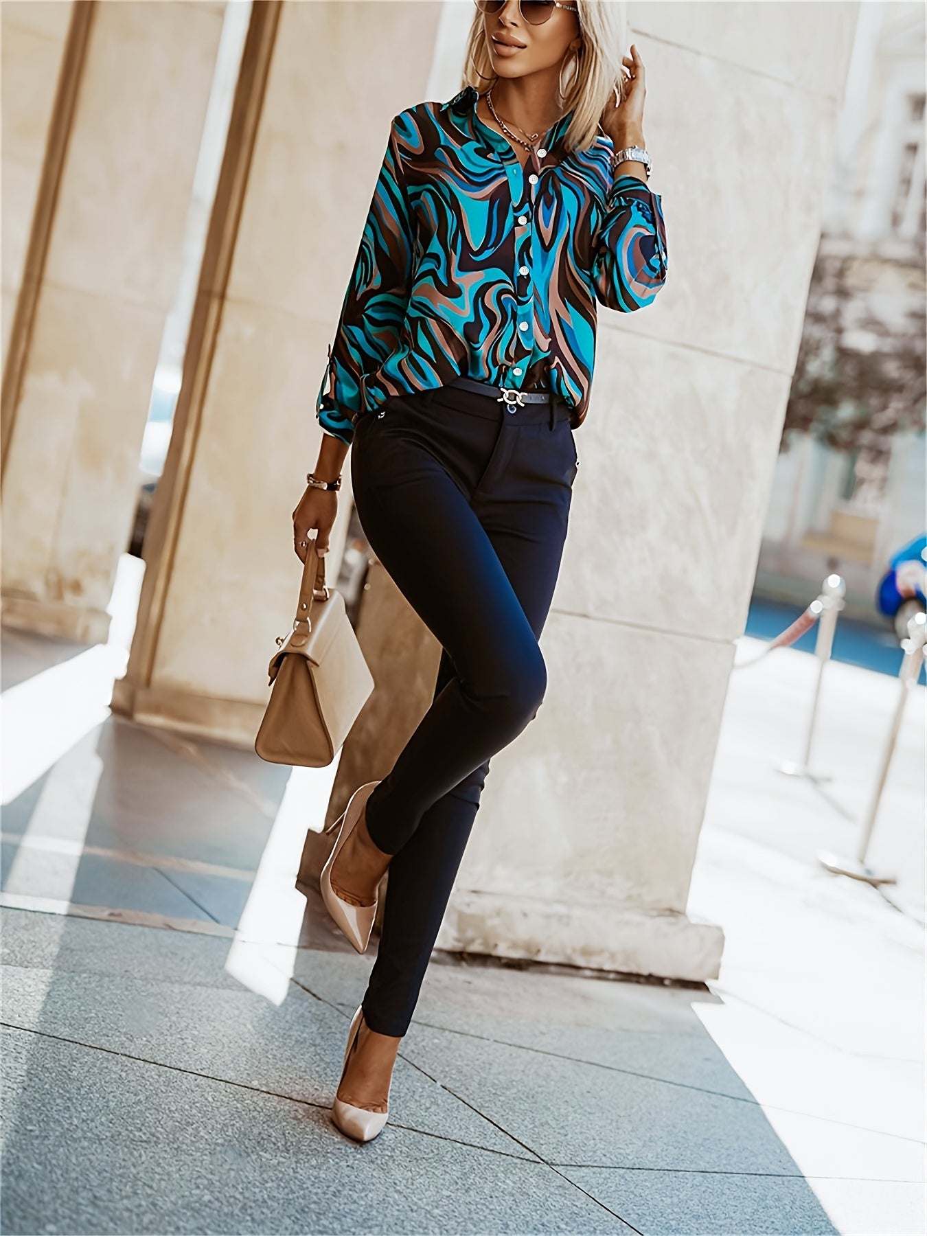 Chemisier élégant pour femme à imprimé abstrait bleu et brun – manches longues, coupe ample, polyester, tissu non extensible pour le printemps / l’automne – chemise chic à imprimé baroque numérique.