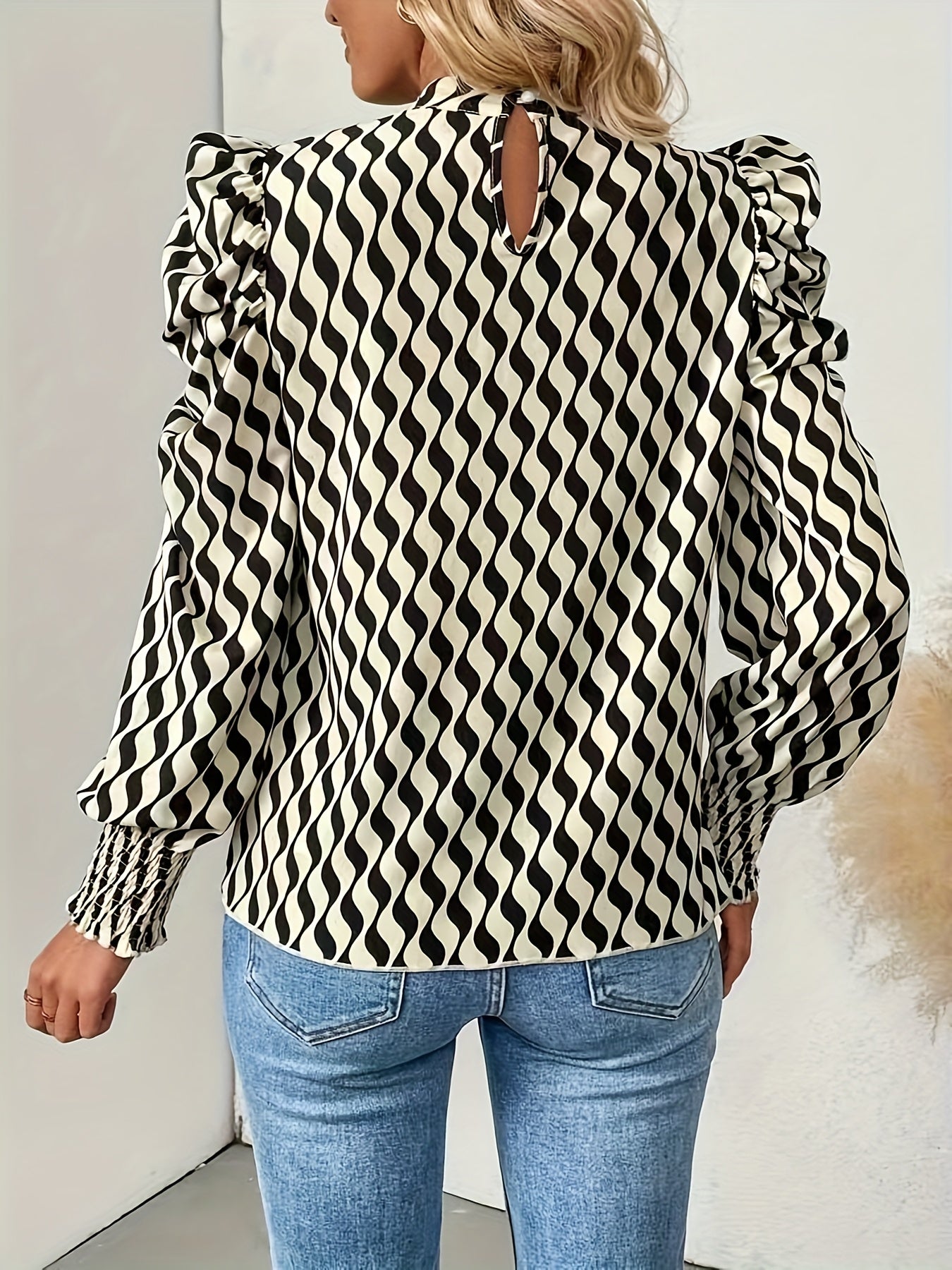 Chemisier élégant noir et blanc pour femme — parfait pour le bureau comme pour les sorties.
Chemisier formel et polyvalent, idéal pour un usage professionnel ou quotidien, ainsi que pour les événements sociaux tout au long de l’année.
Tissu confortable, m