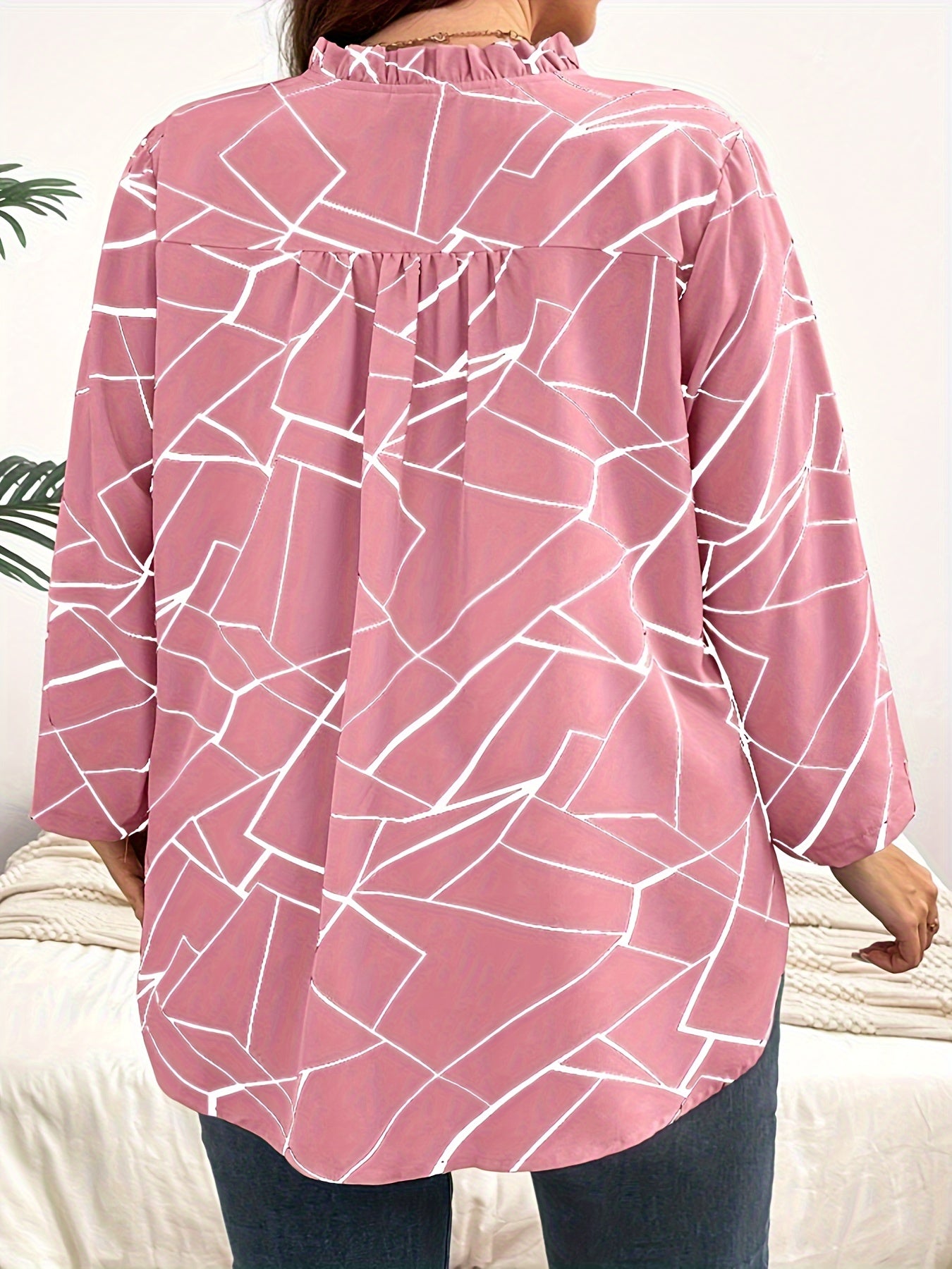 Chemisier grande taille à imprimé géométrique et blocs de couleur, chemisier élégant à manches longues avec col à revers et finitions à bords ondulés, idéal pour le printemps et l’automne.
Vêtement pour femme — collection grande taille.