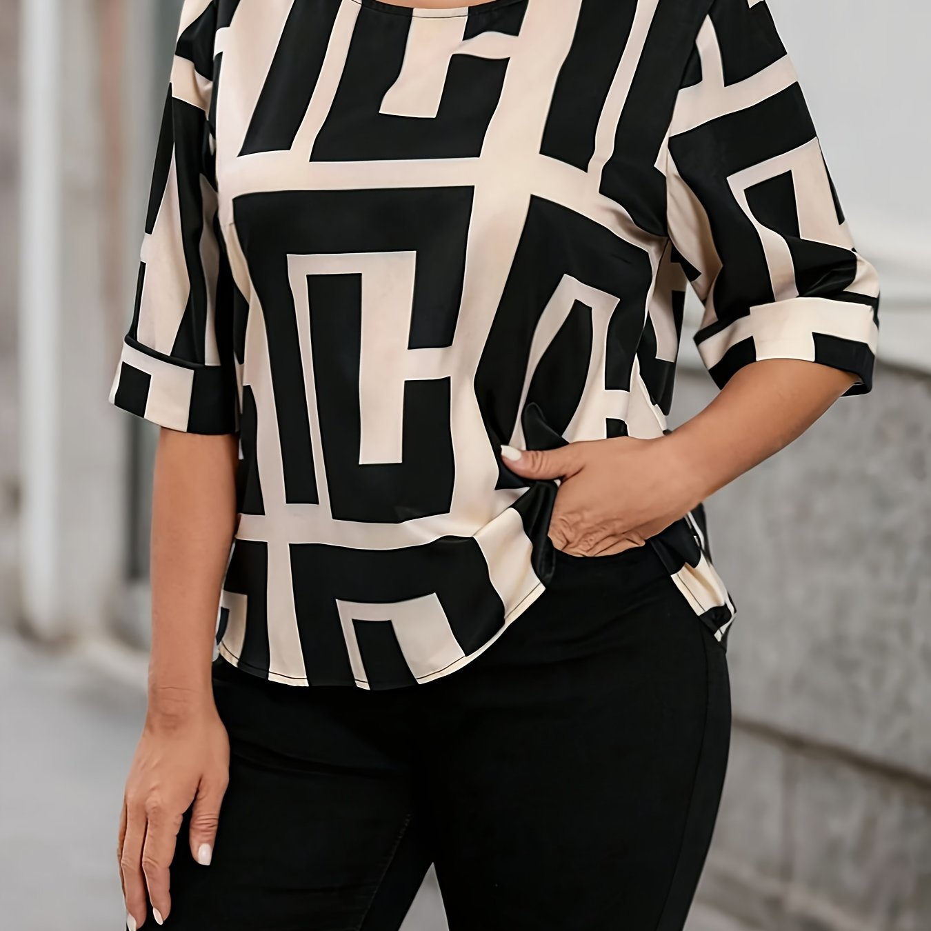 ⚜️ Blouse Élégante à Imprimé Géométrique pour Femme – Col Rond Noir et Beige