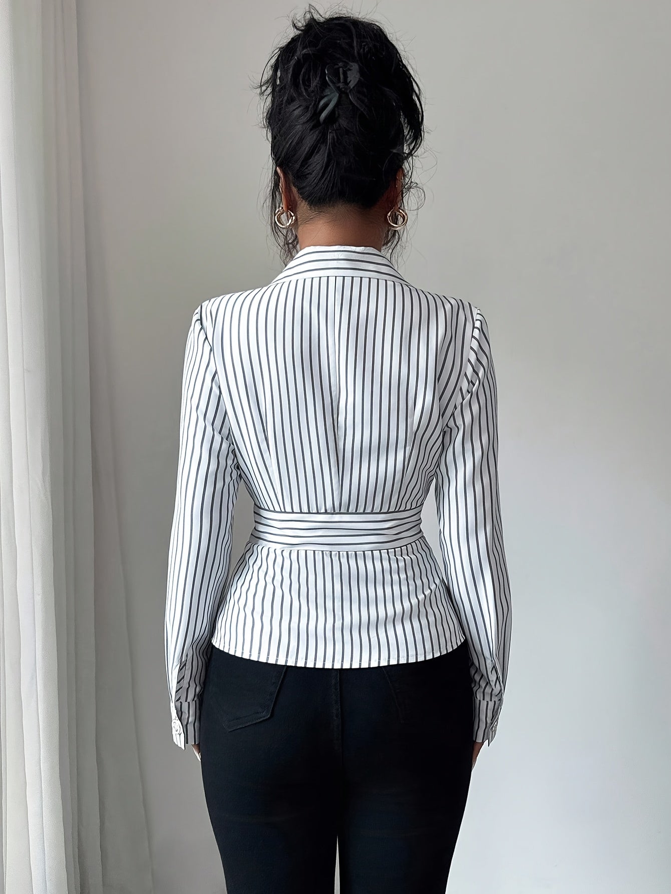 ⚫⚪ Blouse Élégante pour Femme – Col à Rayures Noires et Blanches, Coupe Courte Structurée Type Veste