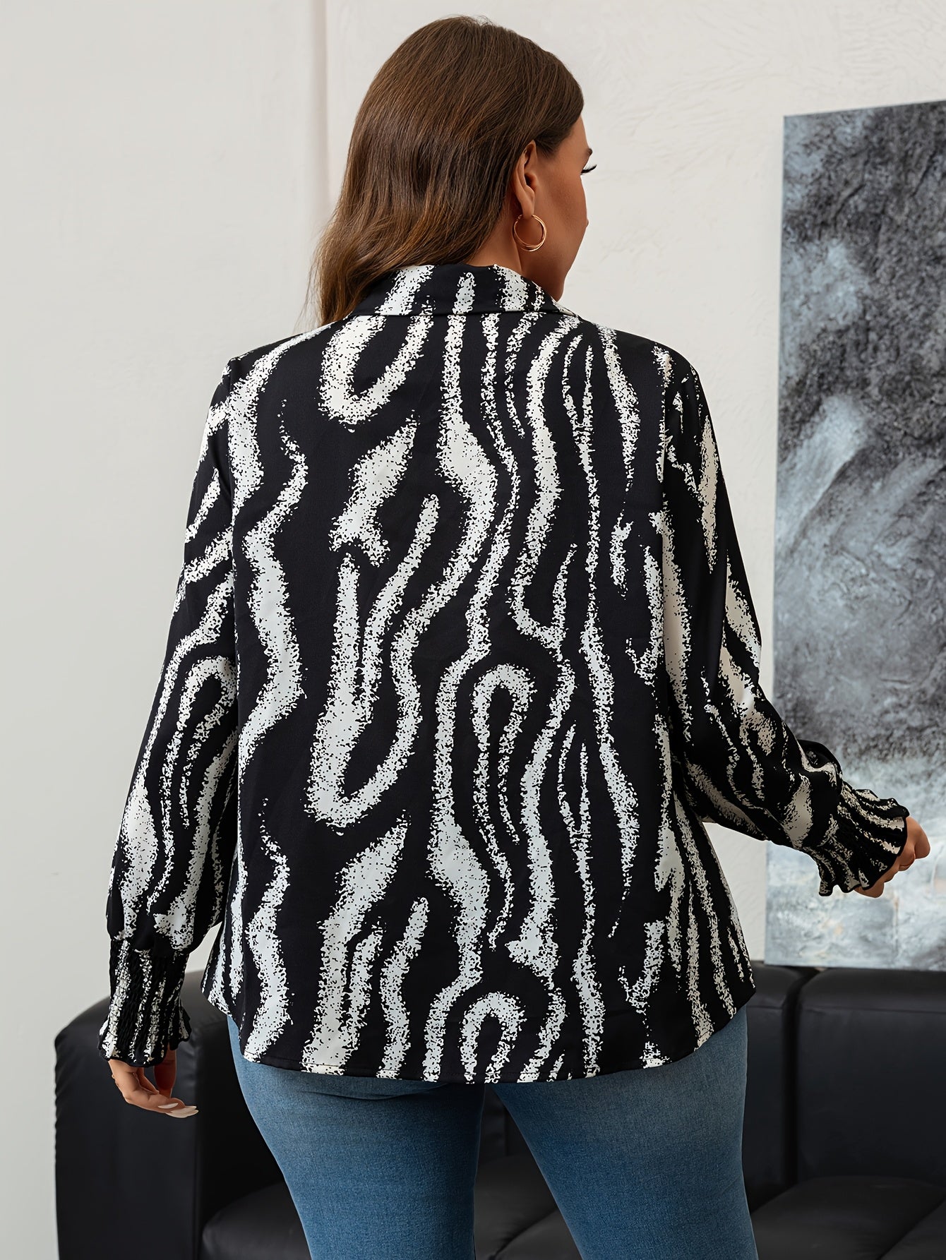 Chemise femme à imprimé abstrait d’inspiration moyen-orientale, à coupe ample et manches longues.
Coloris noir et blanc contrasté, fermeture boutonnée sur le devant, lavable en machine.
Parfaite pour le printemps et l’automne, cette chemise décontractée e