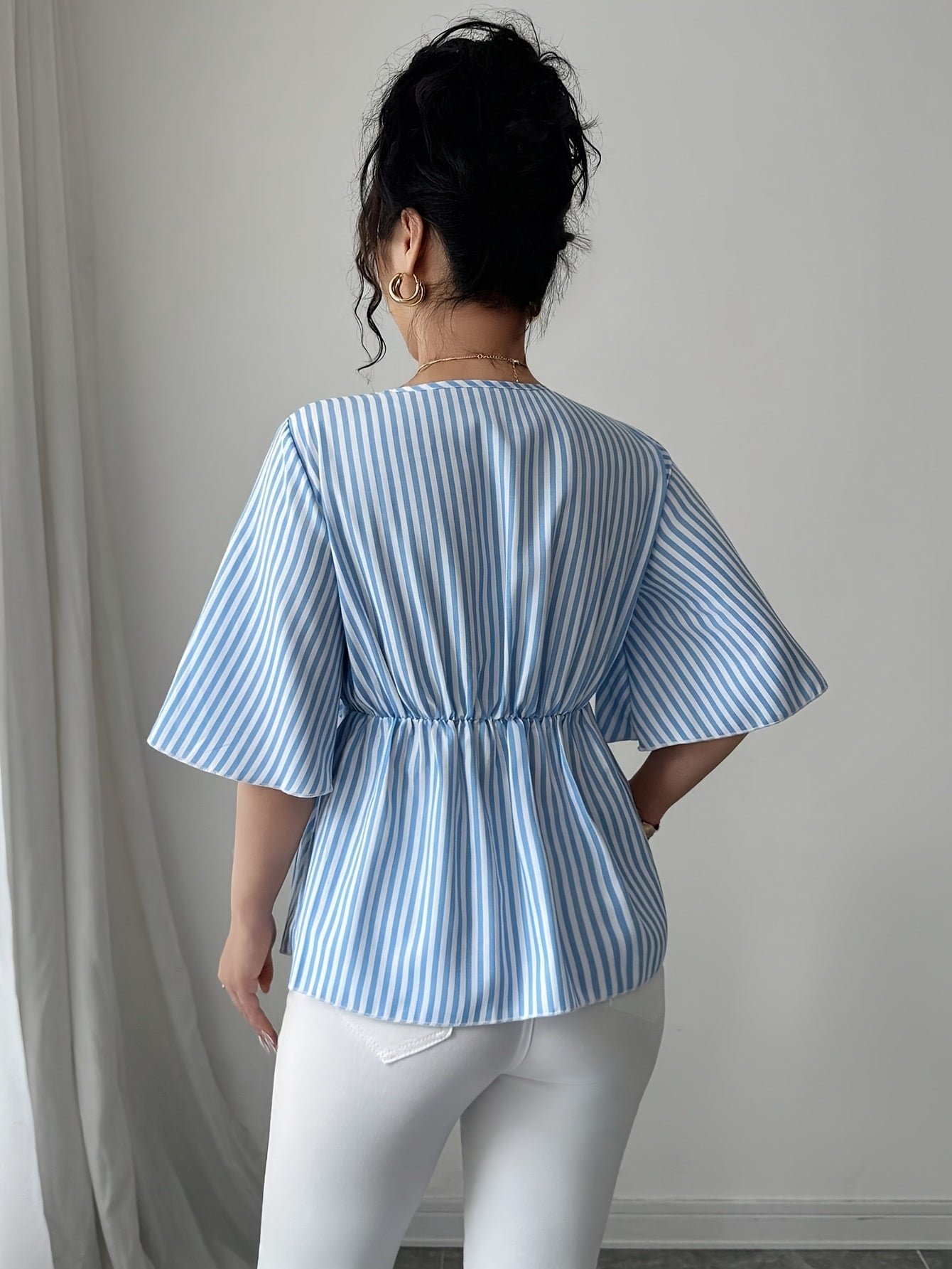 💙 Blouse Élégante pour Femme – Rayures Bleues et Blanches, Col V et Nœud à la Taille