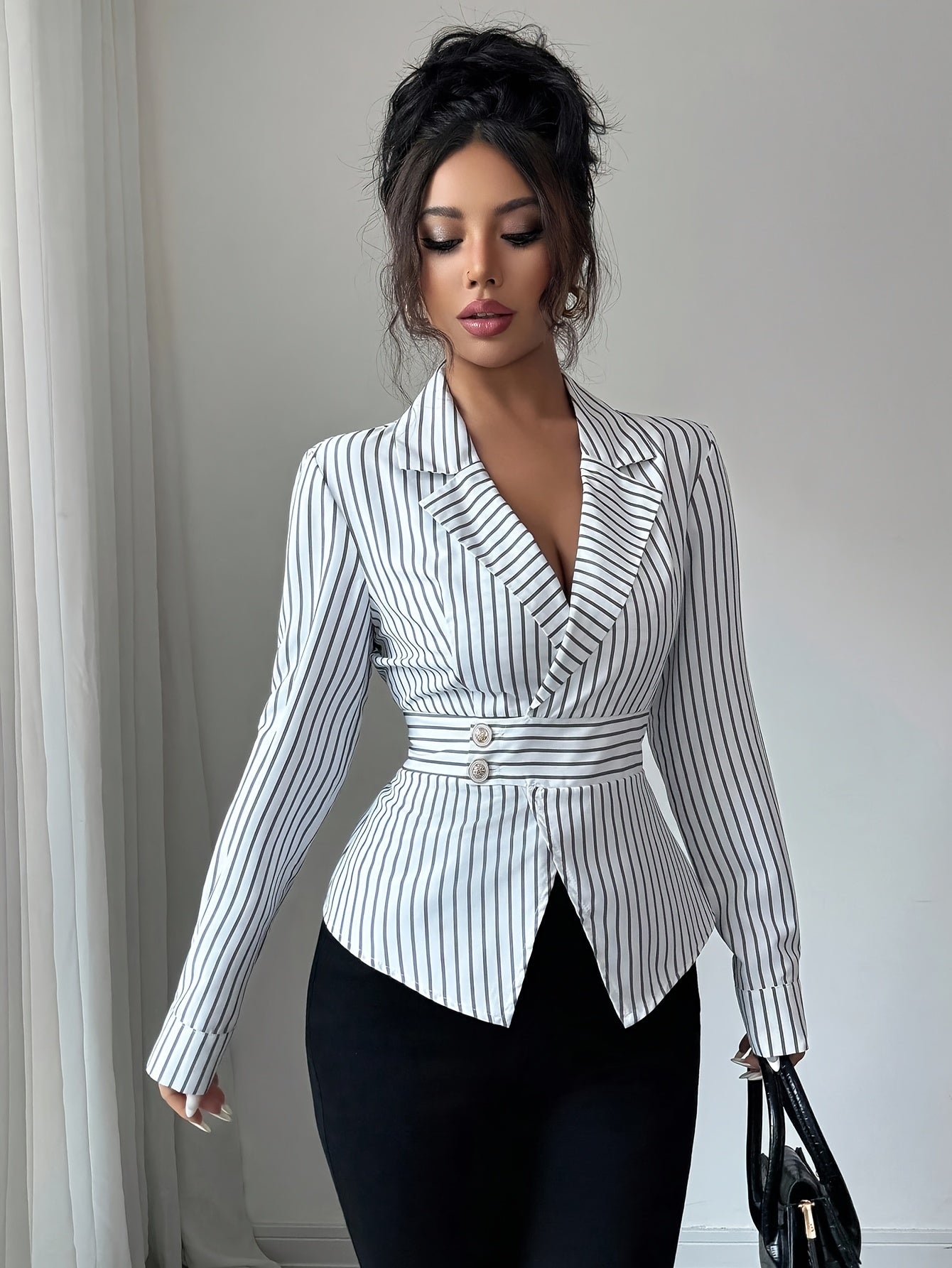 ⚫⚪ Blouse Élégante pour Femme – Col à Rayures Noires et Blanches, Coupe Courte Structurée Type Veste