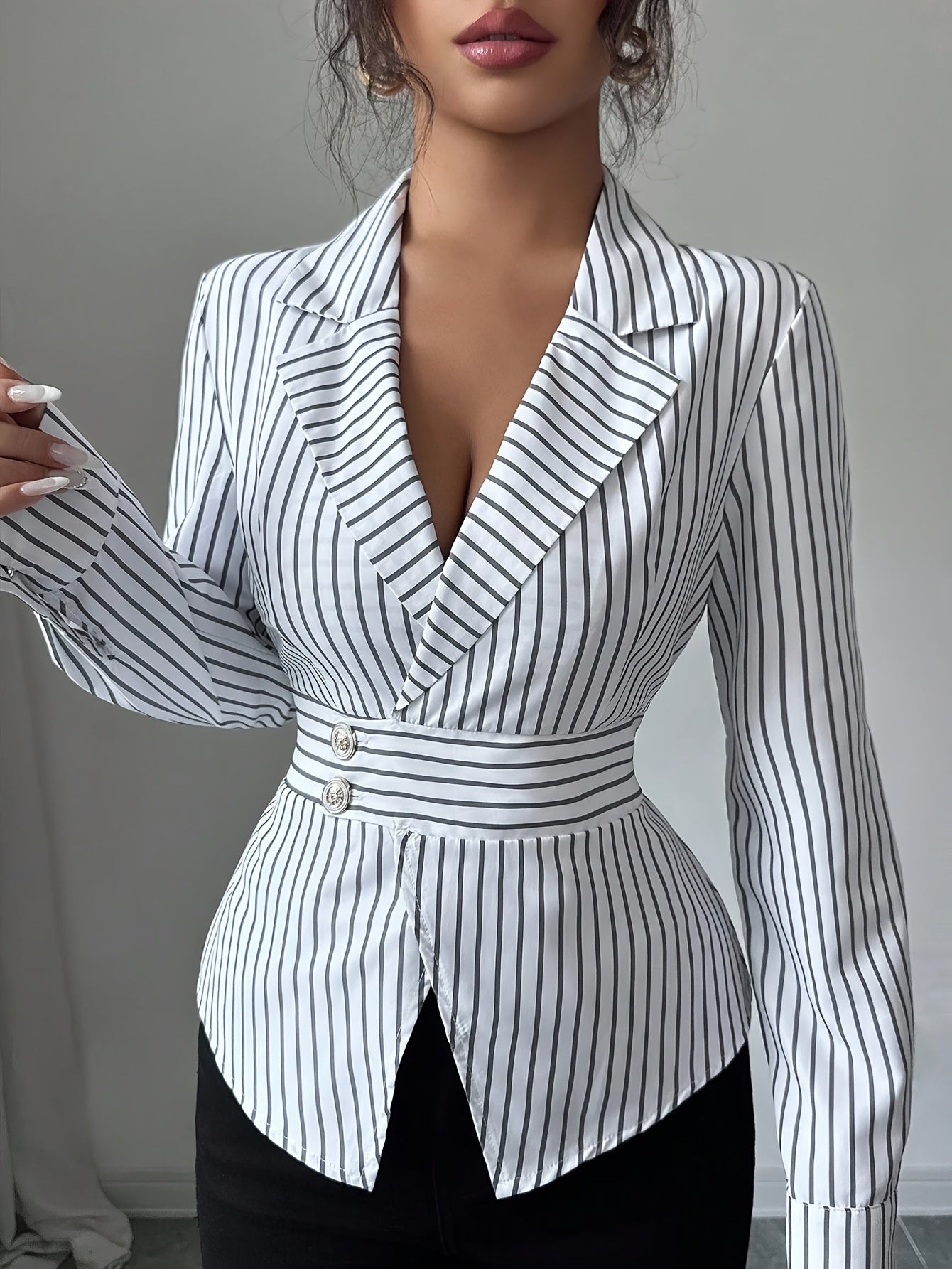 ⚫⚪ Blouse Élégante pour Femme – Col à Rayures Noires et Blanches, Coupe Courte Structurée Type Veste