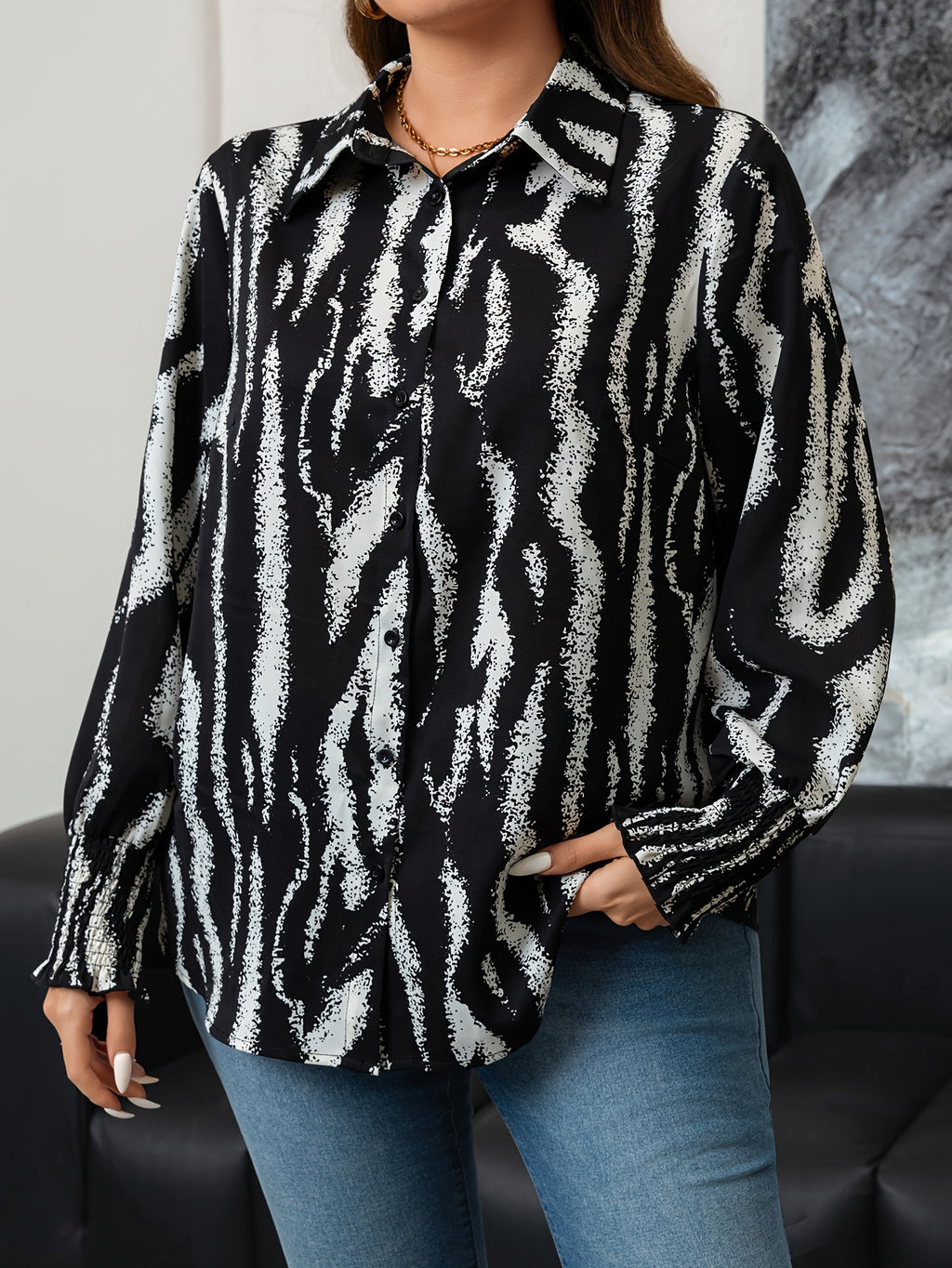 Chemise femme à imprimé abstrait d’inspiration moyen-orientale, à coupe ample et manches longues.
Coloris noir et blanc contrasté, fermeture boutonnée sur le devant, lavable en machine.
Parfaite pour le printemps et l’automne, cette chemise décontractée e