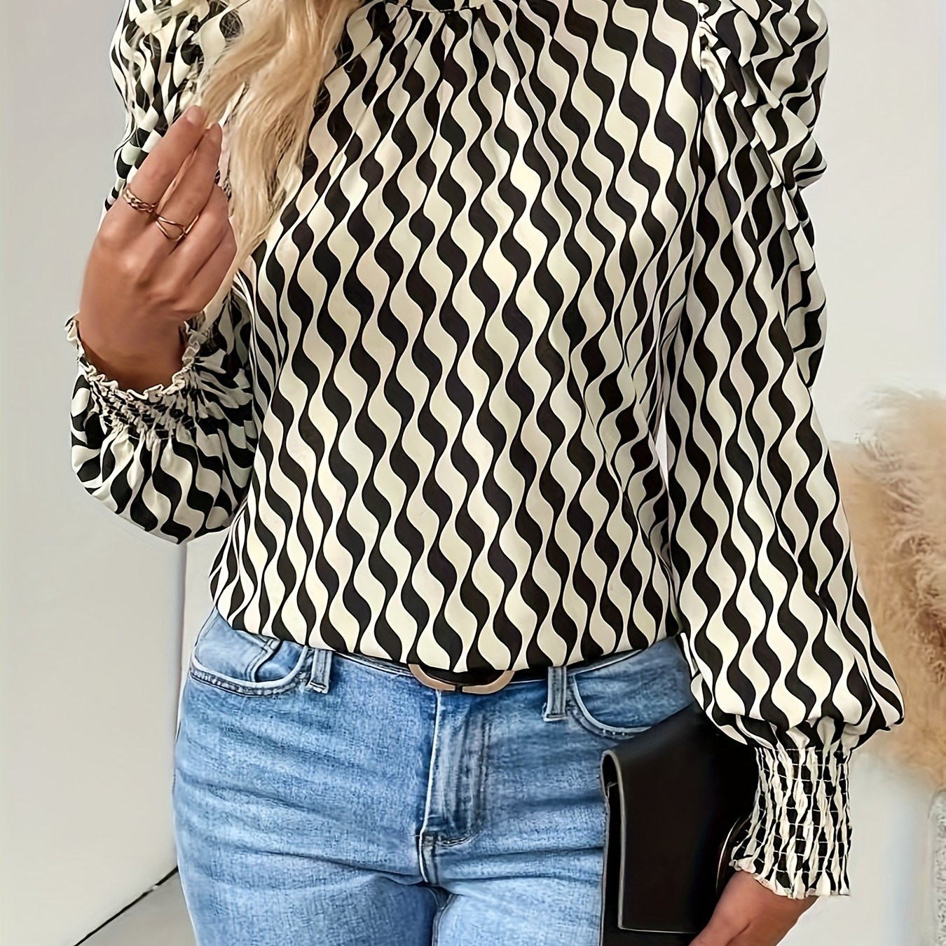 Chemisier élégant noir et blanc pour femme — parfait pour le bureau comme pour les sorties.
Chemisier formel et polyvalent, idéal pour un usage professionnel ou quotidien, ainsi que pour les événements sociaux tout au long de l’année.
Tissu confortable, m