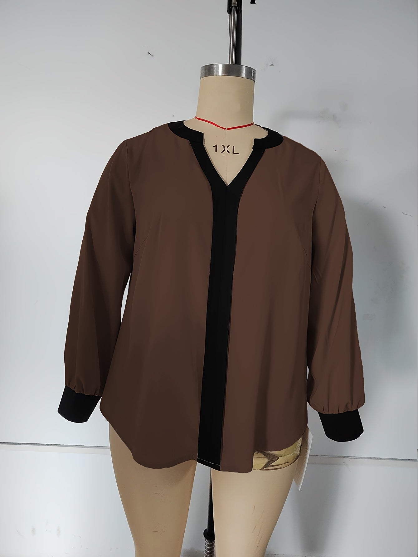 🤎 Blouse Élégante Grande Taille pour Femme – Col Rond à Finition Contrastée, Marron et Noir