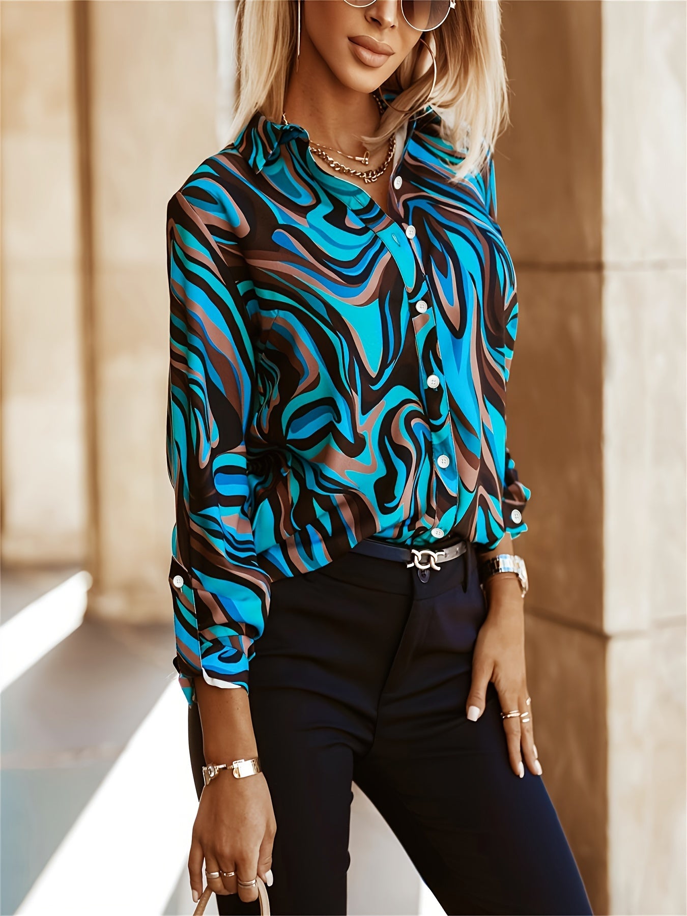 Chemisier élégant pour femme à imprimé abstrait bleu et brun – manches longues, coupe ample, polyester, tissu non extensible pour le printemps / l’automne – chemise chic à imprimé baroque numérique.