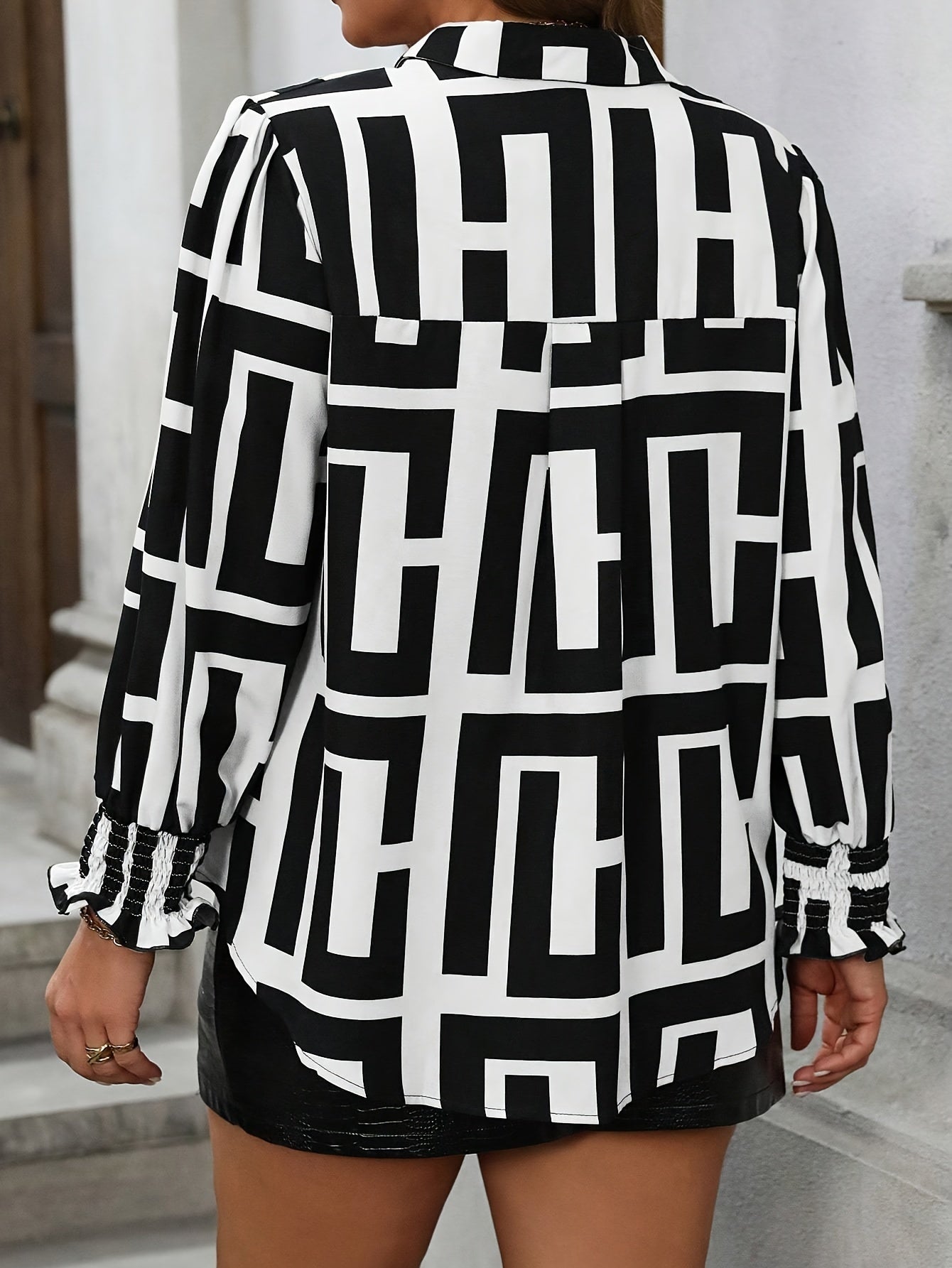 Chemisier grande taille à imprimé géométrique avec poignets froncés et fermeture boutonnée sur le devant, chemisier élégant à manches longues pour le printemps et l’automne, vêtement pour femme — collection grande taille.
