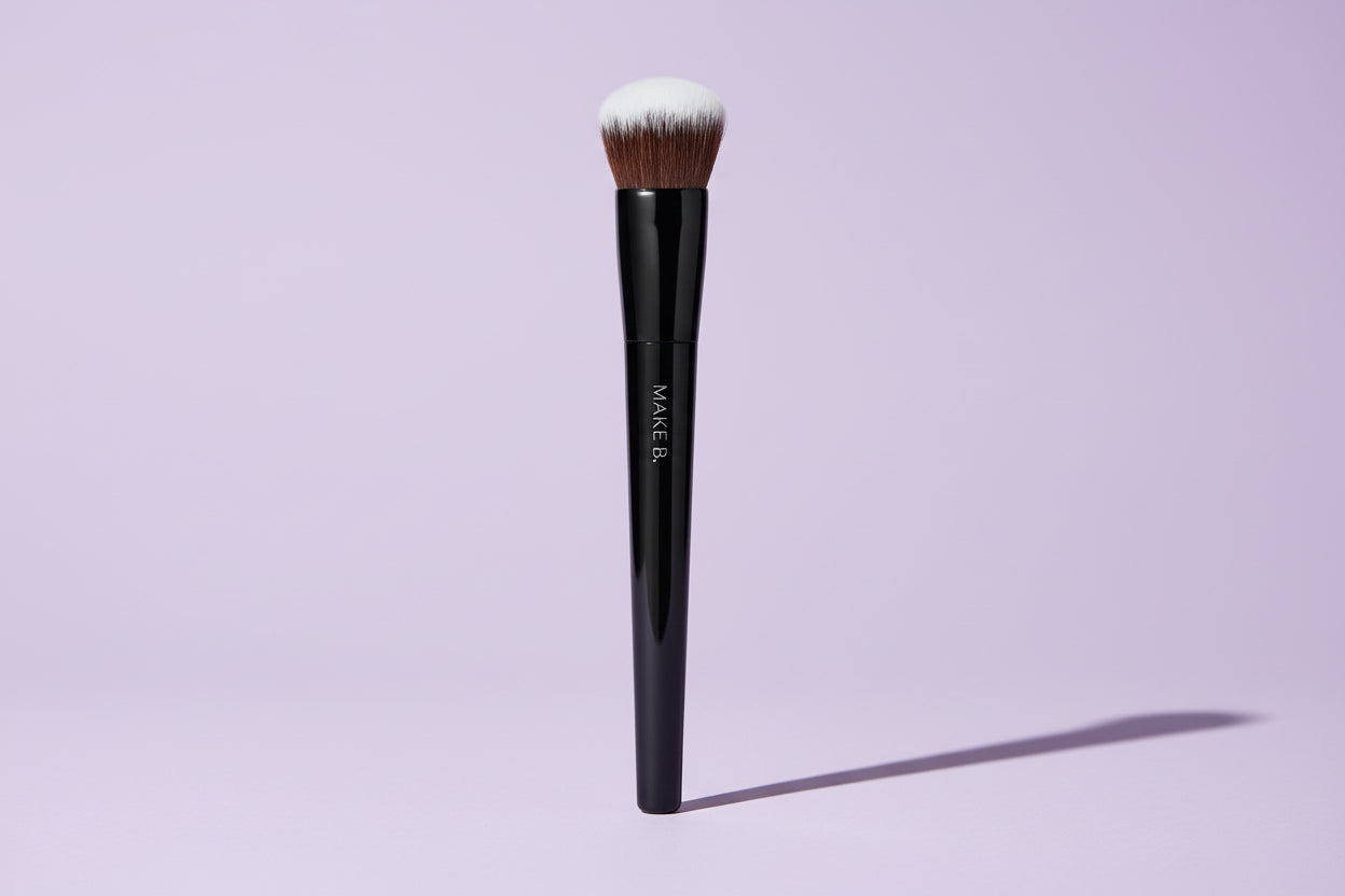 Pinceau Kabuki pour fond de teint accessible-Articulé Make B.