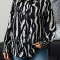 Chemise femme à imprimé abstrait d’inspiration moyen-orientale, à coupe ample et manches longues.
Coloris noir et blanc contrasté, fermeture boutonnée sur le devant, lavable en machine.
Parfaite pour le printemps et l’automne, cette chemise décontractée e