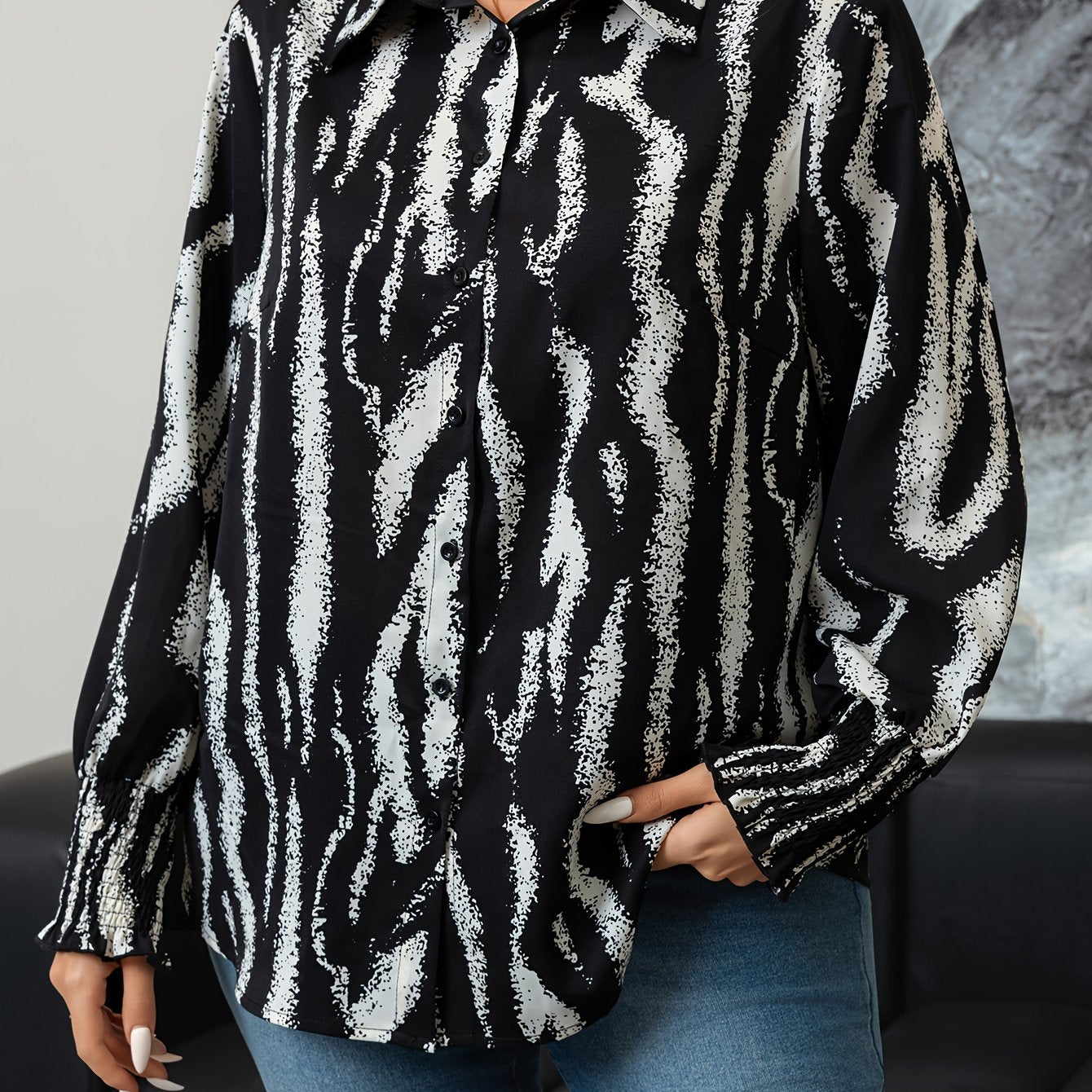 Chemise femme à imprimé abstrait d’inspiration moyen-orientale, à coupe ample et manches longues.
Coloris noir et blanc contrasté, fermeture boutonnée sur le devant, lavable en machine.
Parfaite pour le printemps et l’automne, cette chemise décontractée e