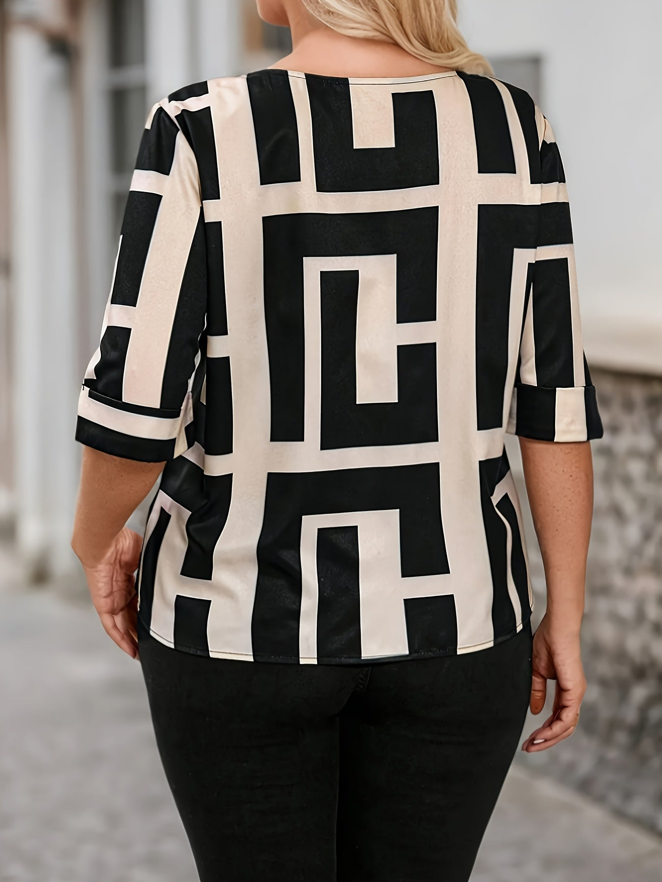 ⚜️ Blouse Élégante à Imprimé Géométrique pour Femme – Col Rond Noir et Beige