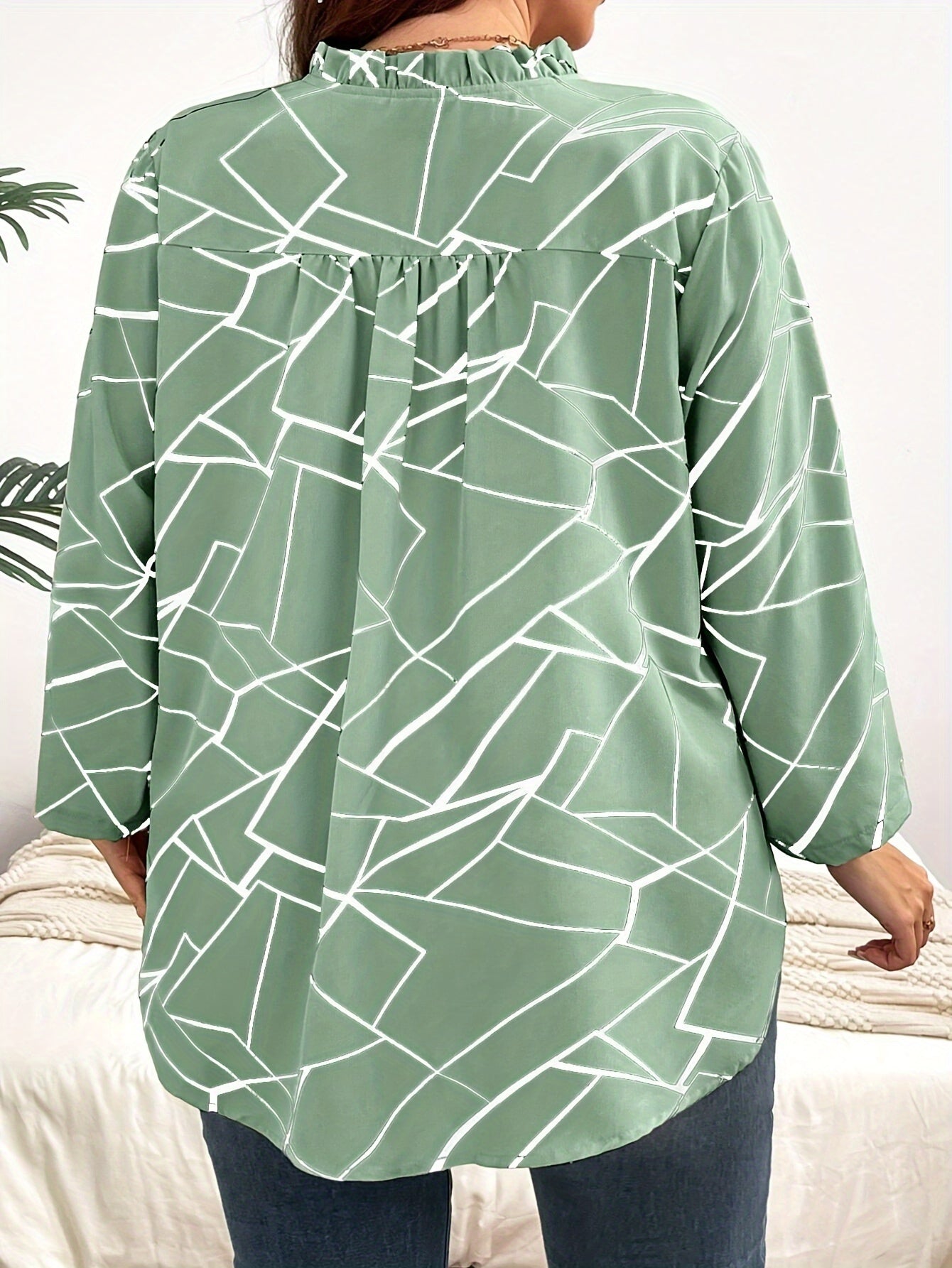 Chemisier grande taille à imprimé géométrique et blocs de couleur, chemisier élégant à manches longues avec col à revers et finitions à bords ondulés, idéal pour le printemps et l’automne.
Vêtement pour femme — collection grande taille.