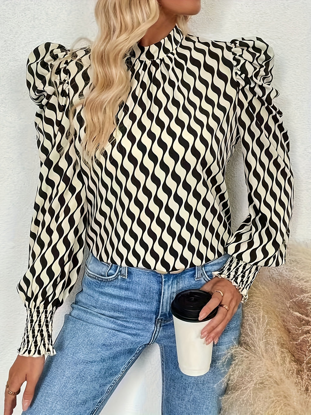 Chemisier élégant noir et blanc pour femme — parfait pour le bureau comme pour les sorties.
Chemisier formel et polyvalent, idéal pour un usage professionnel ou quotidien, ainsi que pour les événements sociaux tout au long de l’année.
Tissu confortable, m