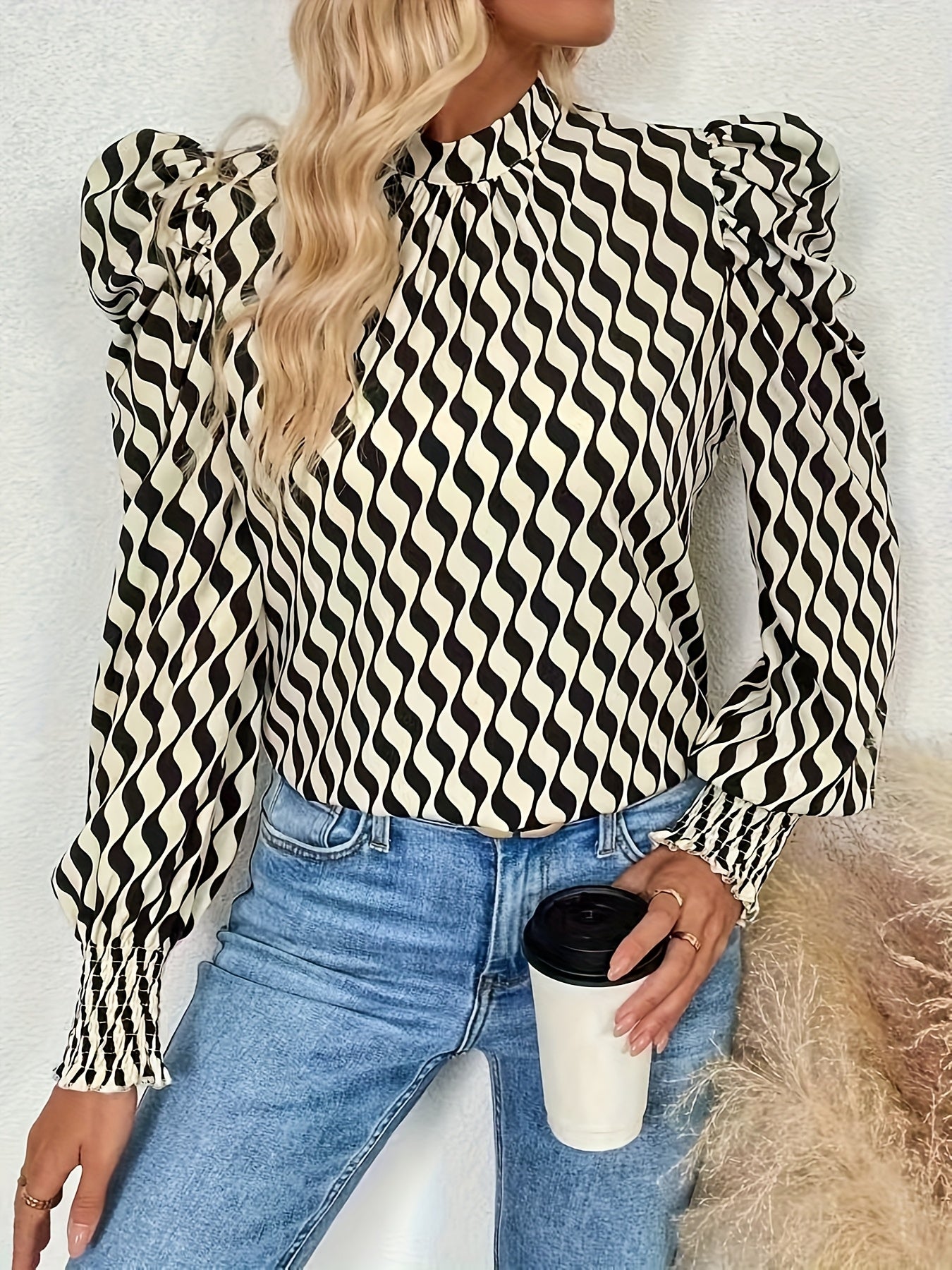 Chemisier élégant noir et blanc pour femme — parfait pour le bureau comme pour les sorties.
Chemisier formel et polyvalent, idéal pour un usage professionnel ou quotidien, ainsi que pour les événements sociaux tout au long de l’année.
Tissu confortable, m