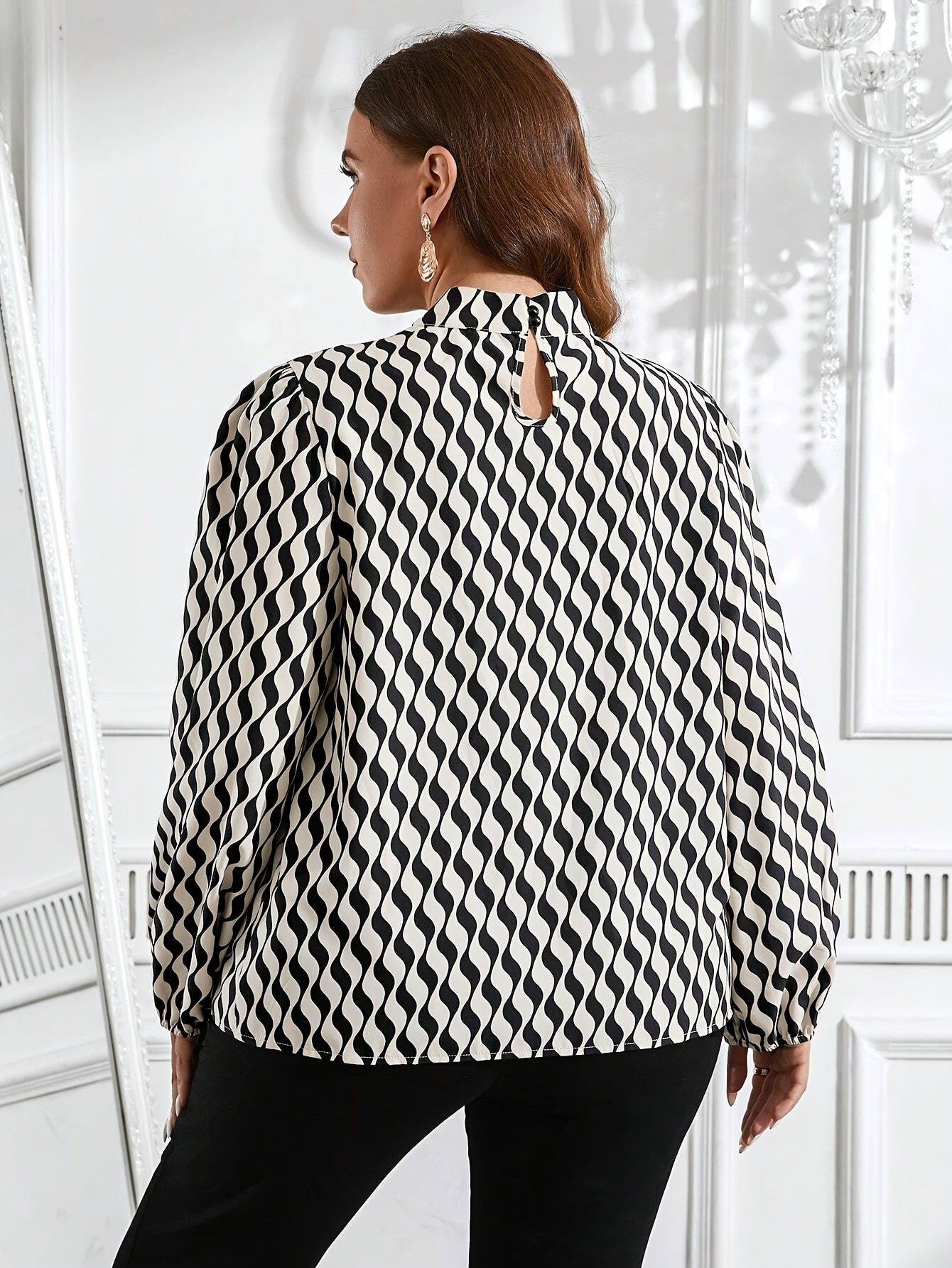 💠 Chemisier Élégant à Motif Géométrique – Manches Longues et Détail Croisé au Col