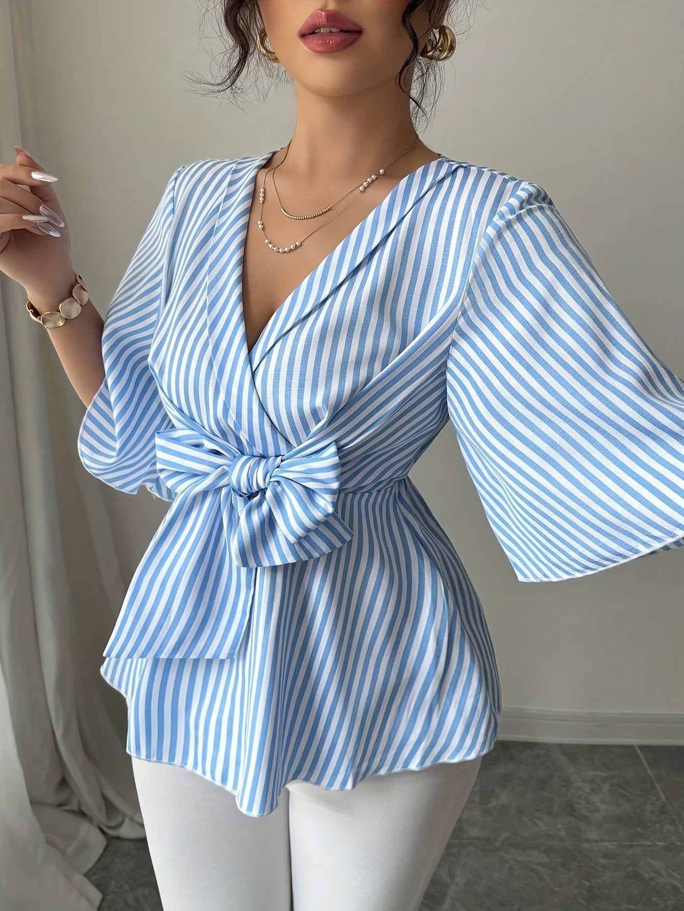 💙 Blouse Élégante pour Femme – Rayures Bleues et Blanches, Col V et Nœud à la Taille