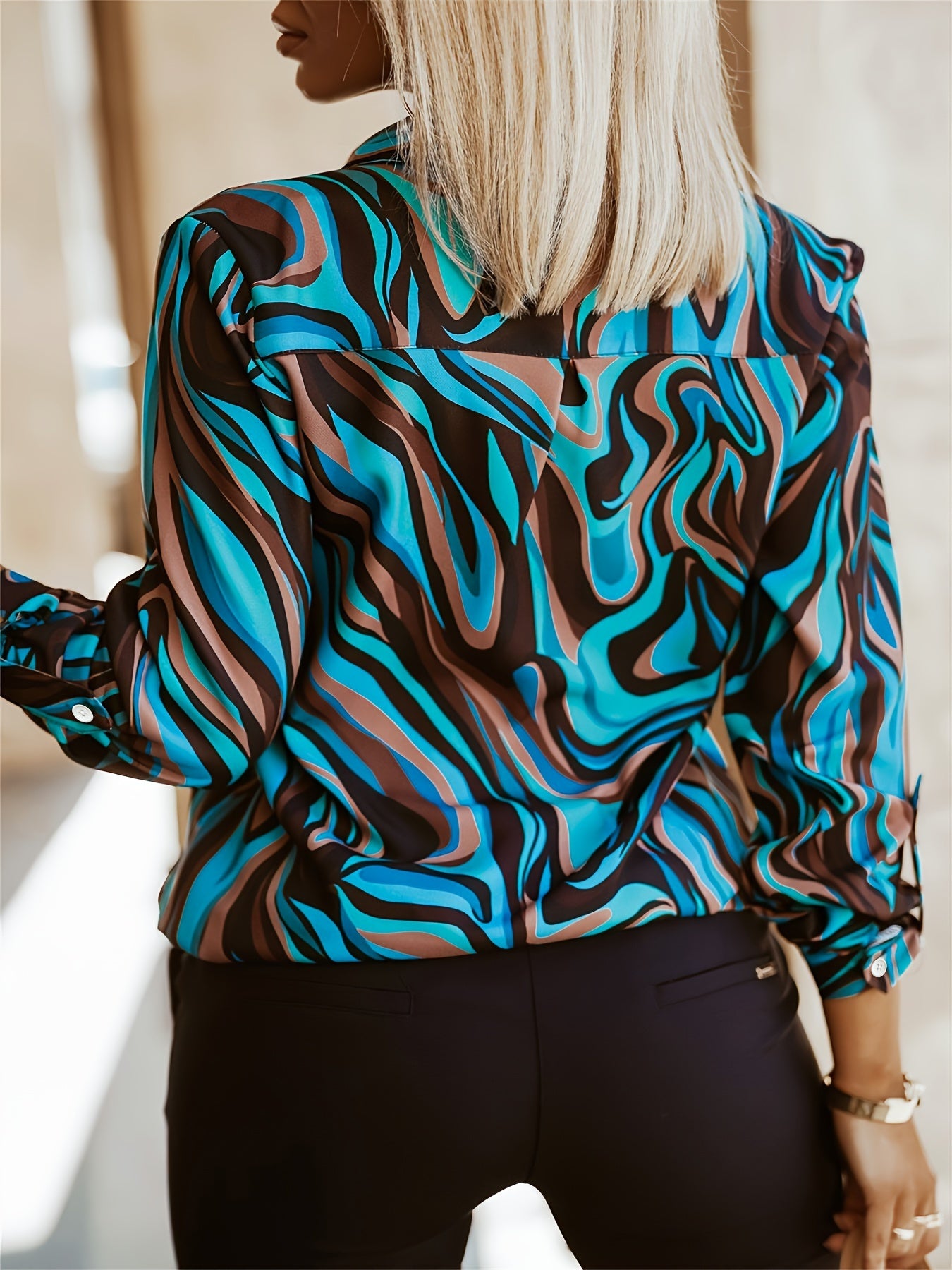 Chemisier élégant pour femme à imprimé abstrait bleu et brun – manches longues, coupe ample, polyester, tissu non extensible pour le printemps / l’automne – chemise chic à imprimé baroque numérique.